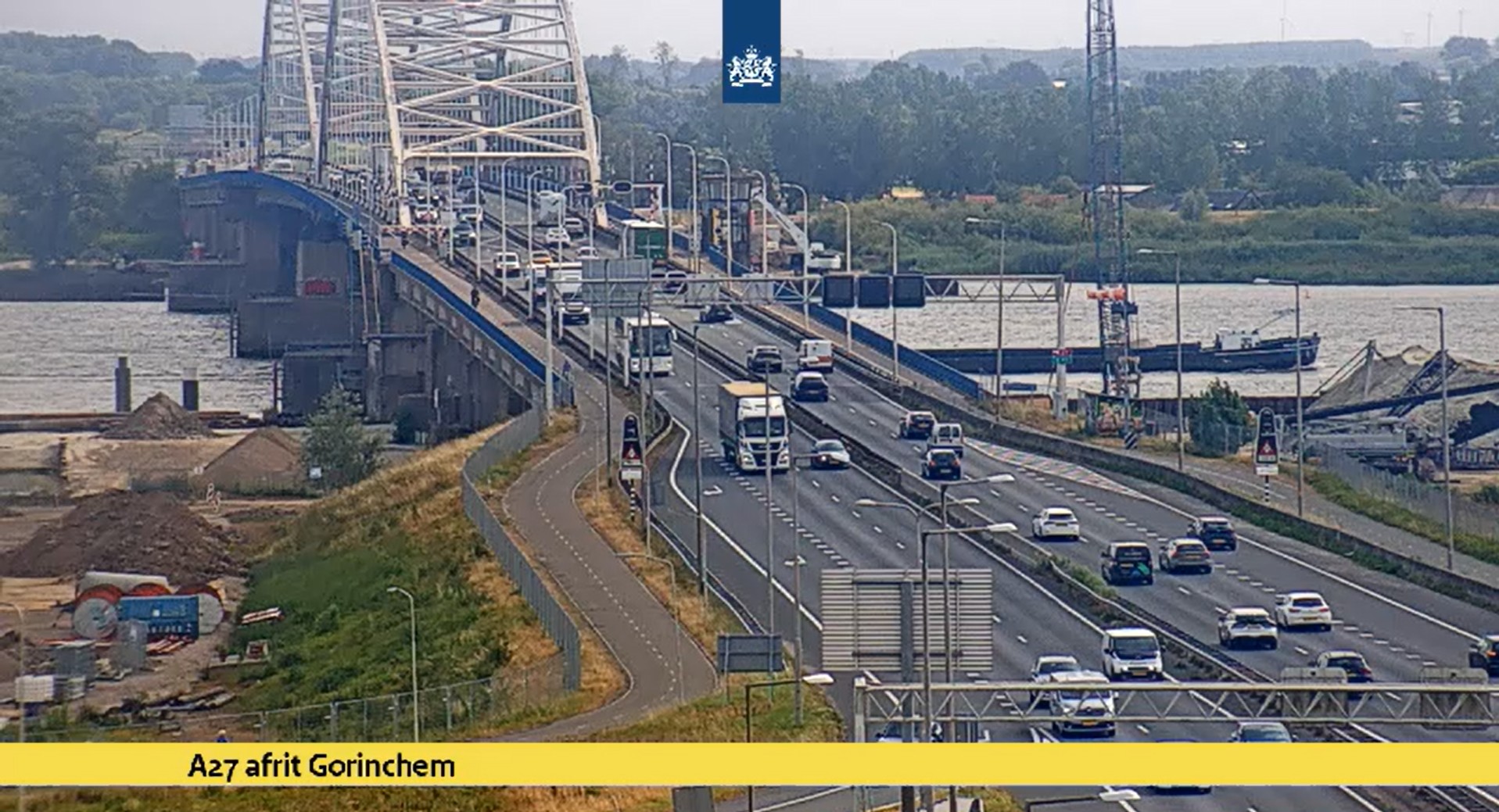 Vrachtverkeer over de Merwedebrug, die eigenlijk gesloten is voor vrachtwagens. Still: verkeerscamera Rijkswaterstaat