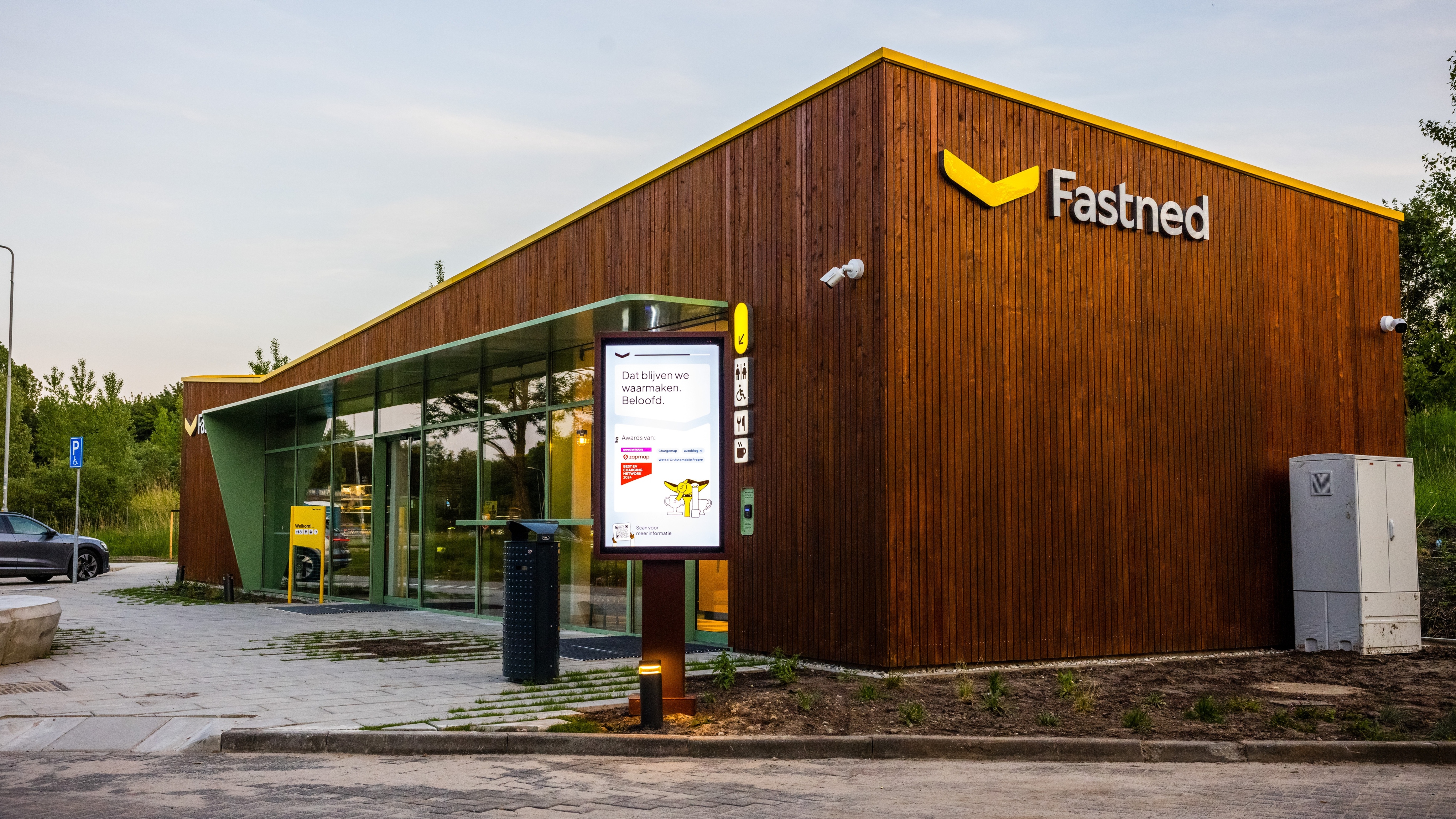 Naast de A2 bij Liempde opende Fastned naast de laadpalen onlangs voor het eerst een eigen shop. Foto: Rob Engelaar / ANP