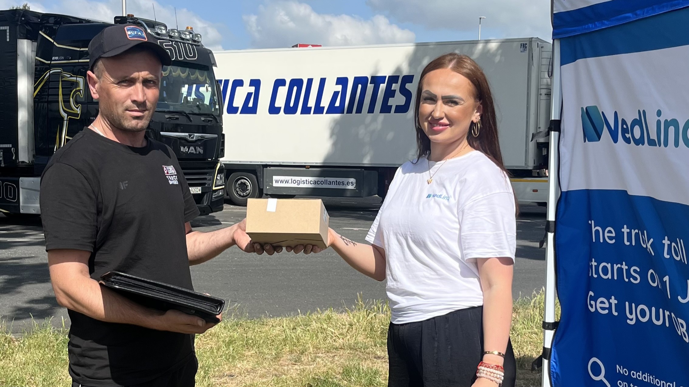 Nedlinq-ambassadeur Viera (rechts) overhandigt een tolkastje aan een Poolse chauffeur op verzorgingsplaats Hazeldonk-Oost. Foto: Logistiek.nl