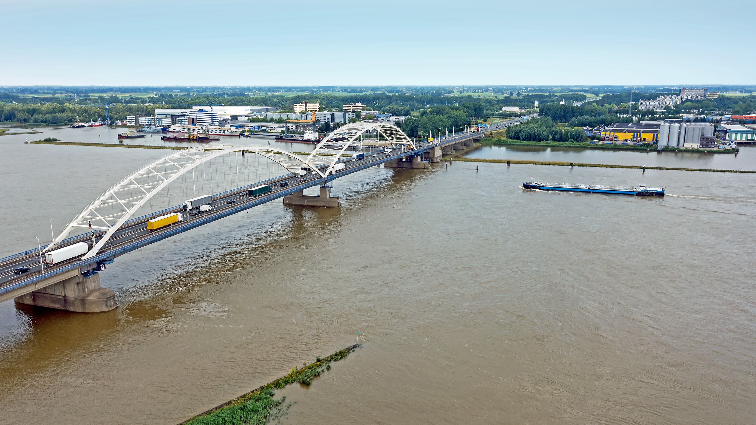 De Merwedebrug voor de sluiting voor vrachtwagens. Foto: Steve Photography / Shutterstock.com