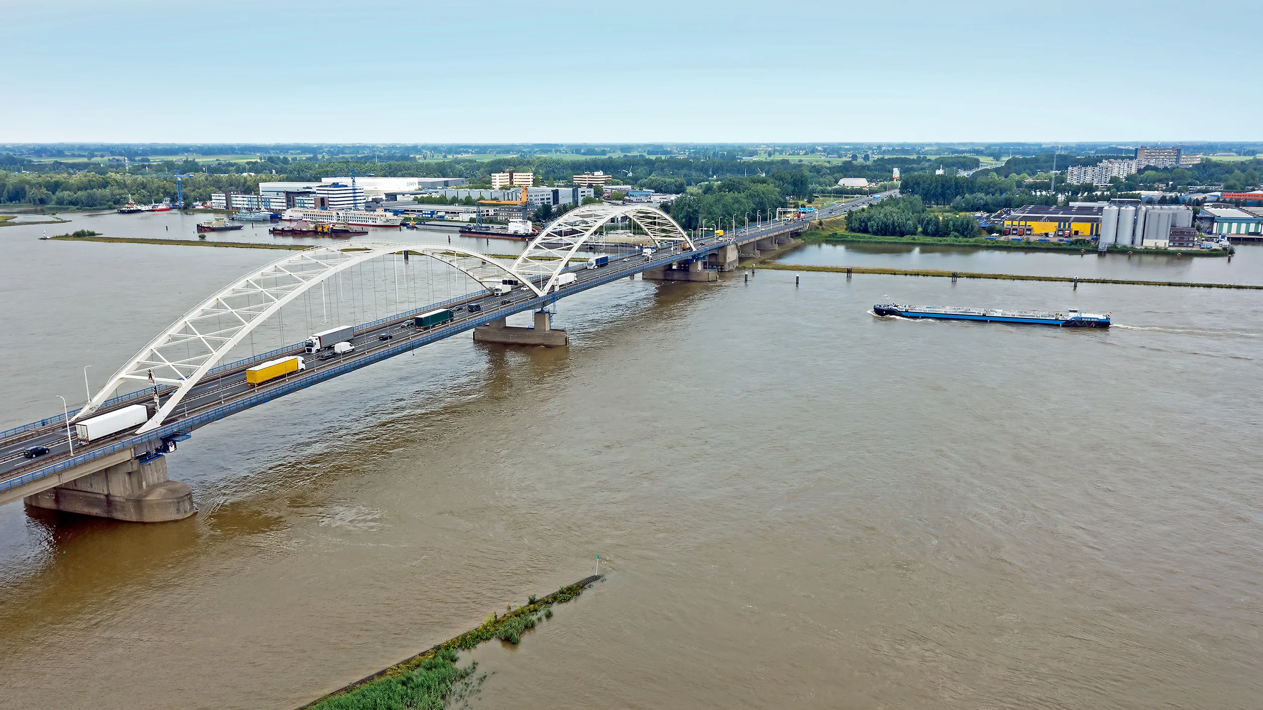 De Merwedebrug voor de sluiting voor vrachtwagens. Foto: Steve Photography / Shutterstock.com