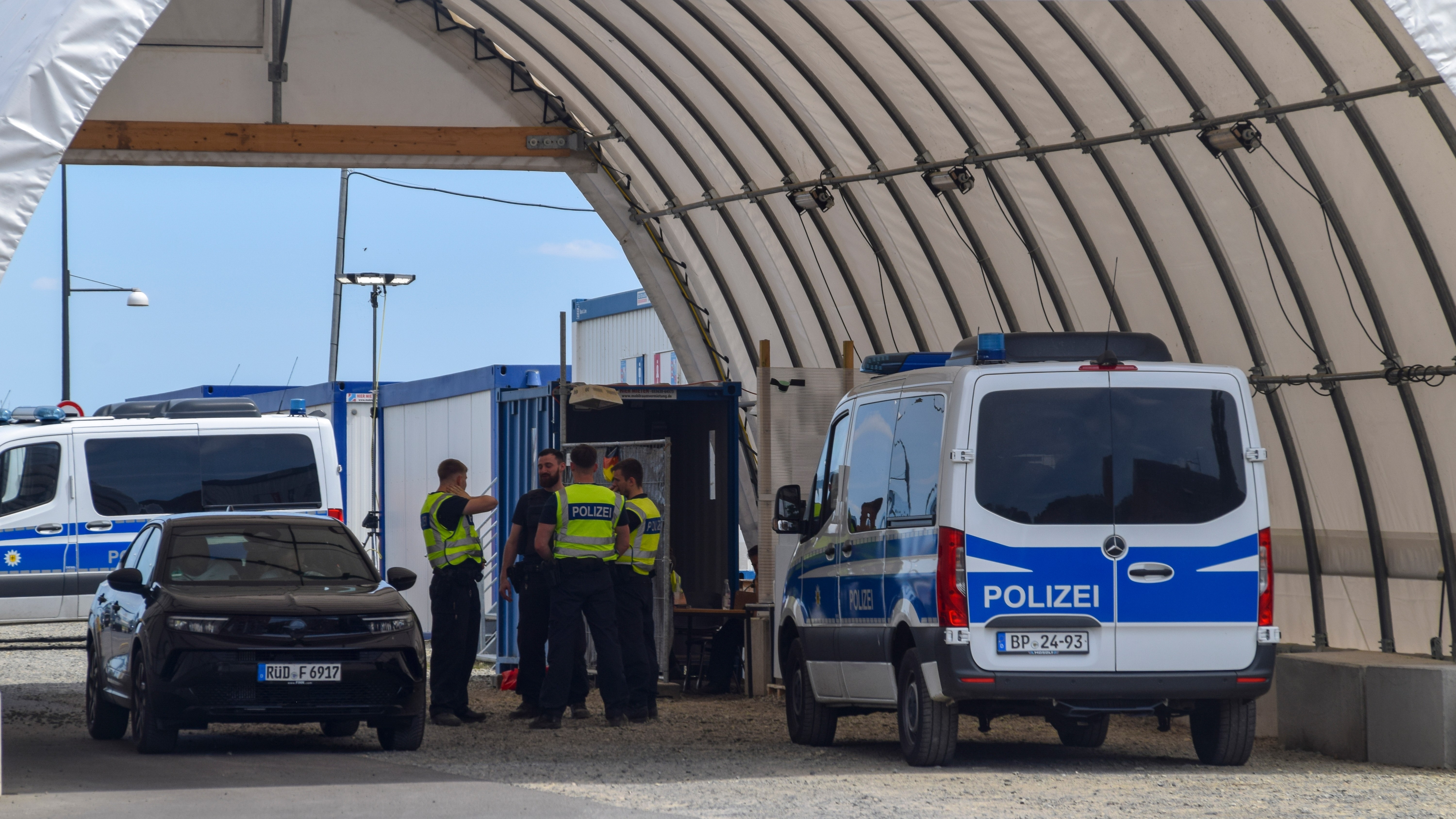 Een grenscontrole van de Duitse politie. Foto  Ngchiyui/Shutterstock