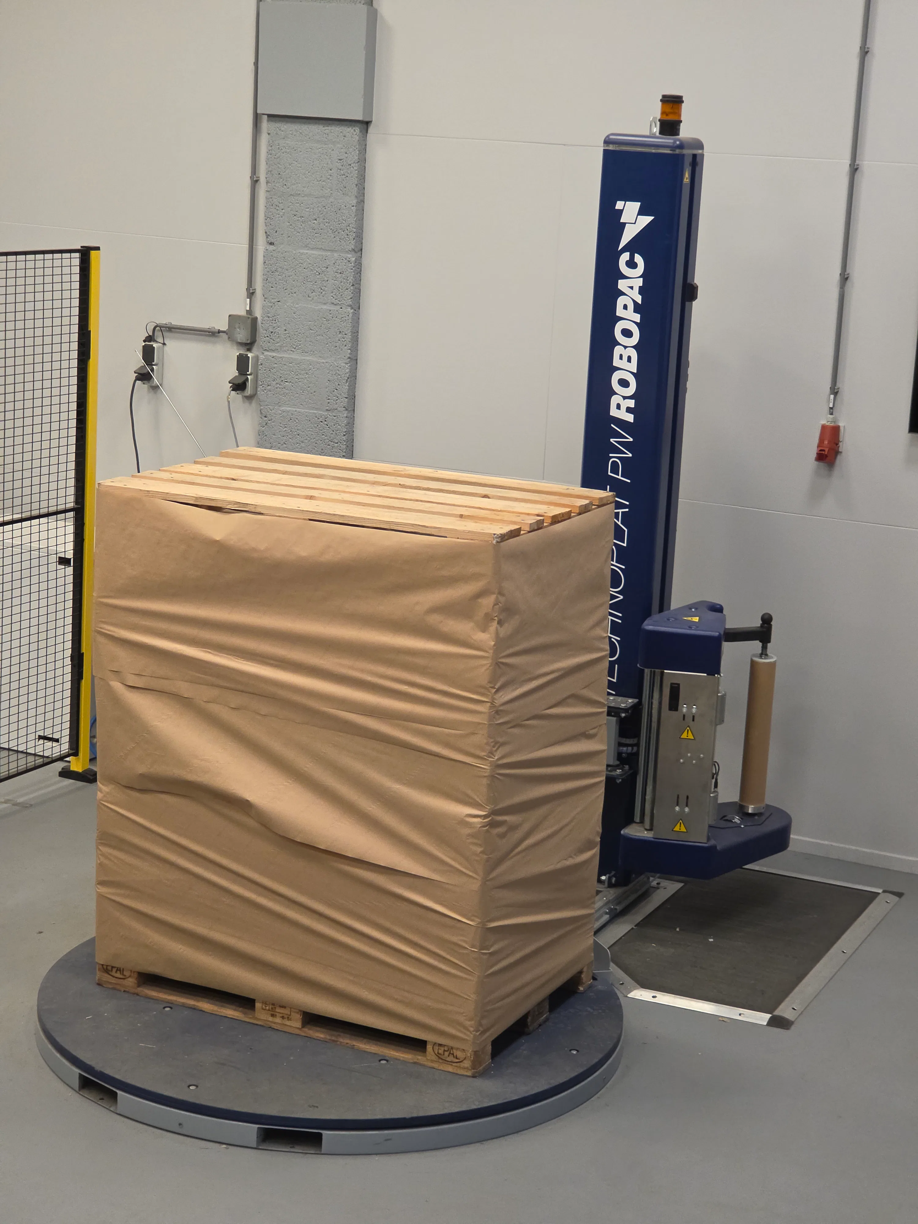 De Robopac PaperWrapper wikkelt pallets in papier, een circulair alternatief voor plastic folie.