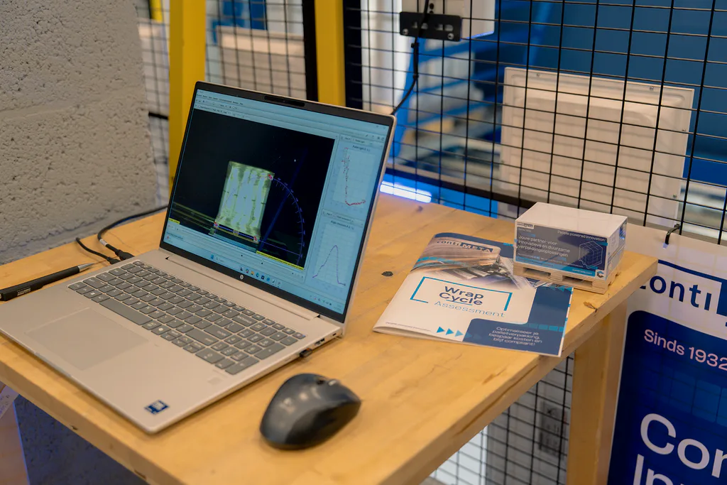 De meetsoftware brengt de stabiliteit van de pallet in beeld; het Wrap Cycle Assessment vertaalt de uitkomsten naar besparingskansen.