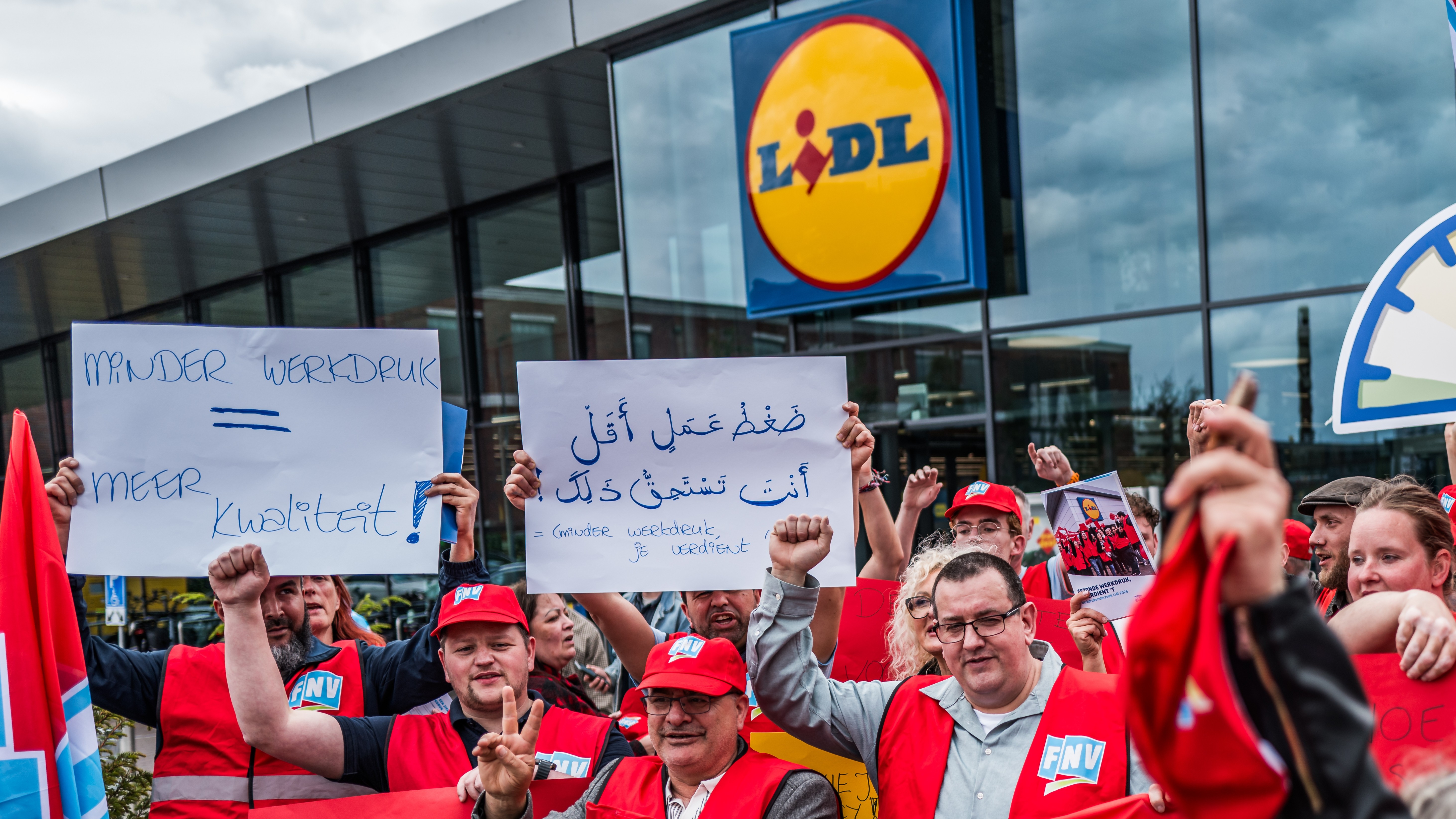 Huizen, Nederland, 08/06/26 | FNV-leden en medewerkers demonstreren bij een fileaal van Lidl, waarbij ook een rapport wordt overhandigd aan de directie van de supermarktketen. JORIS VAN GENNIP / ANP