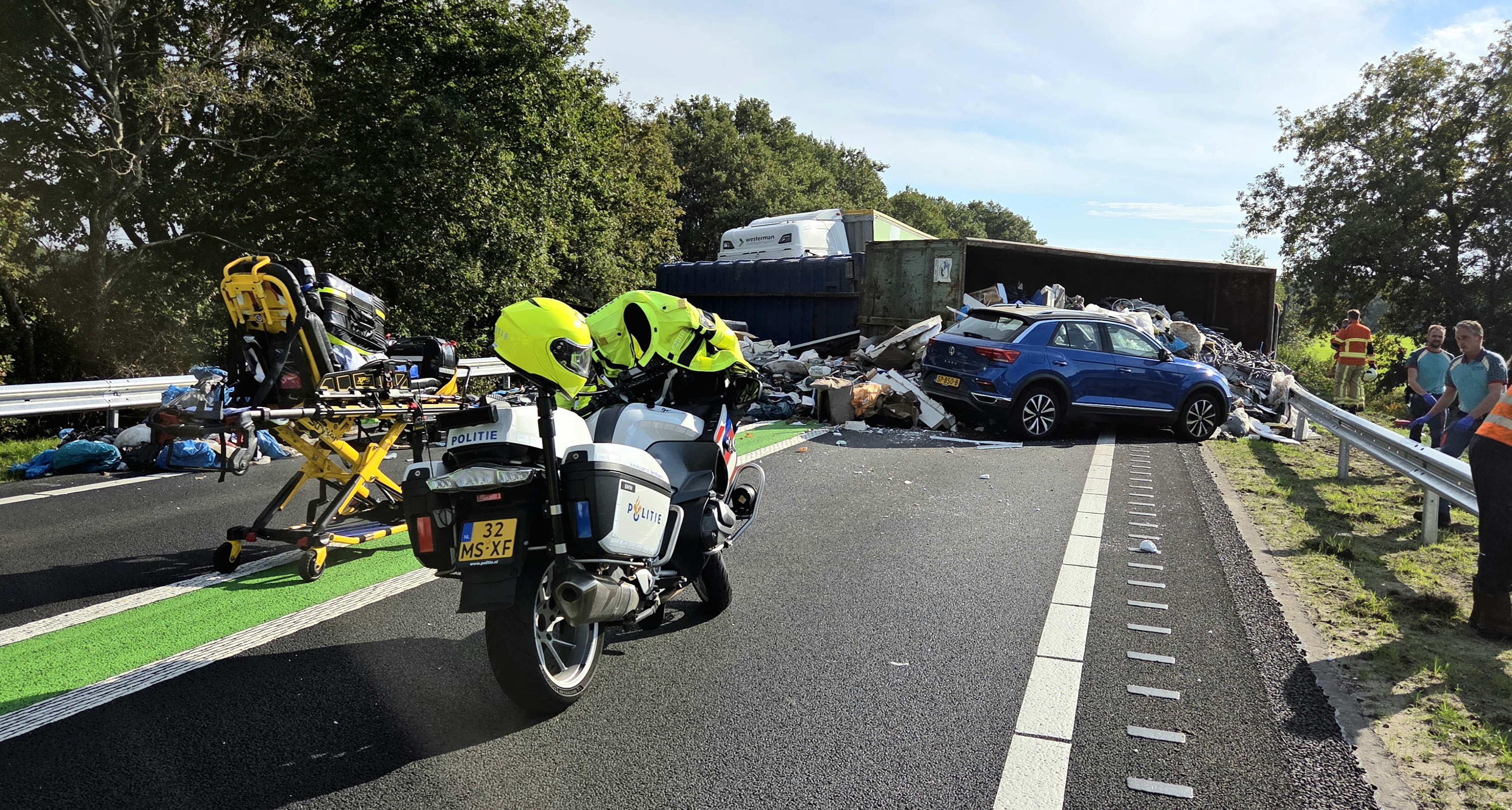 De hulpdiensten ter plaatse bij het ongeval op de N48. Persbureau Meter / ANP