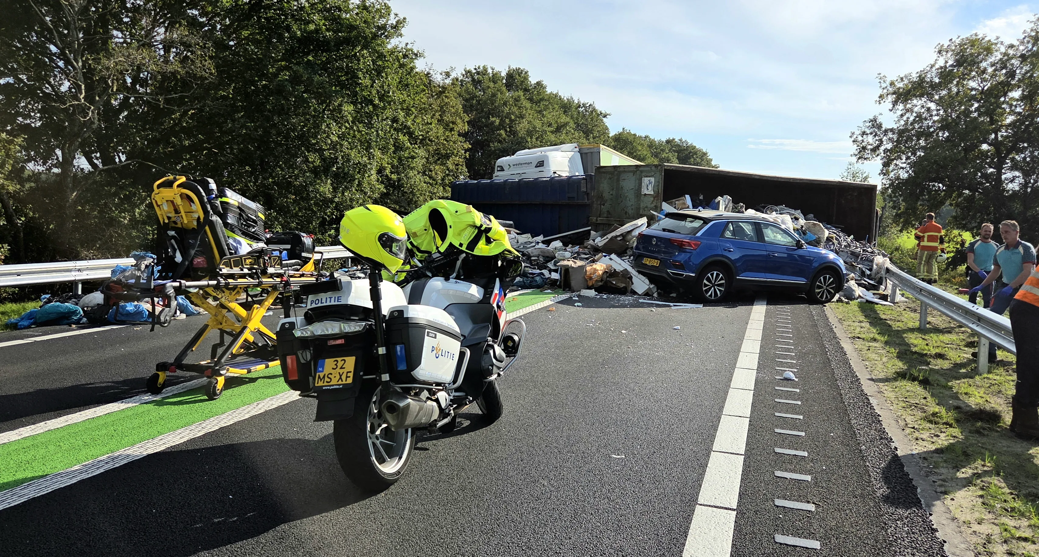 De hulpdiensten ter plaatse bij het ongeval op de N48. Persbureau Meter / ANP
