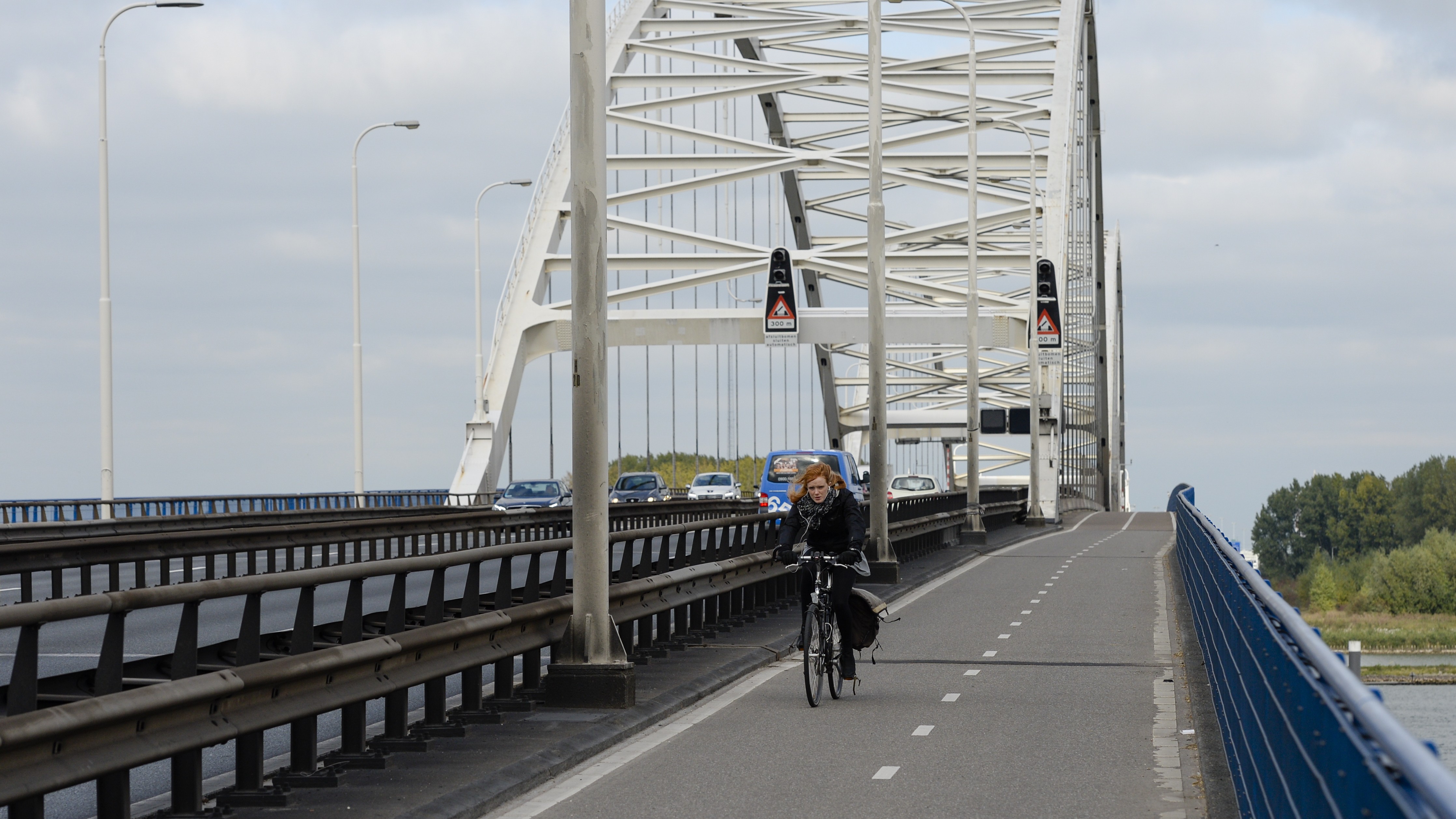Sinds 18 juli is de Merwedebrug gesloten voor vrachtverkeer voor onbepaalde tijd. Verkeer wordt omgeleid via twee alternatieve routes. Foto: Peter Braakmann / Shutterstock