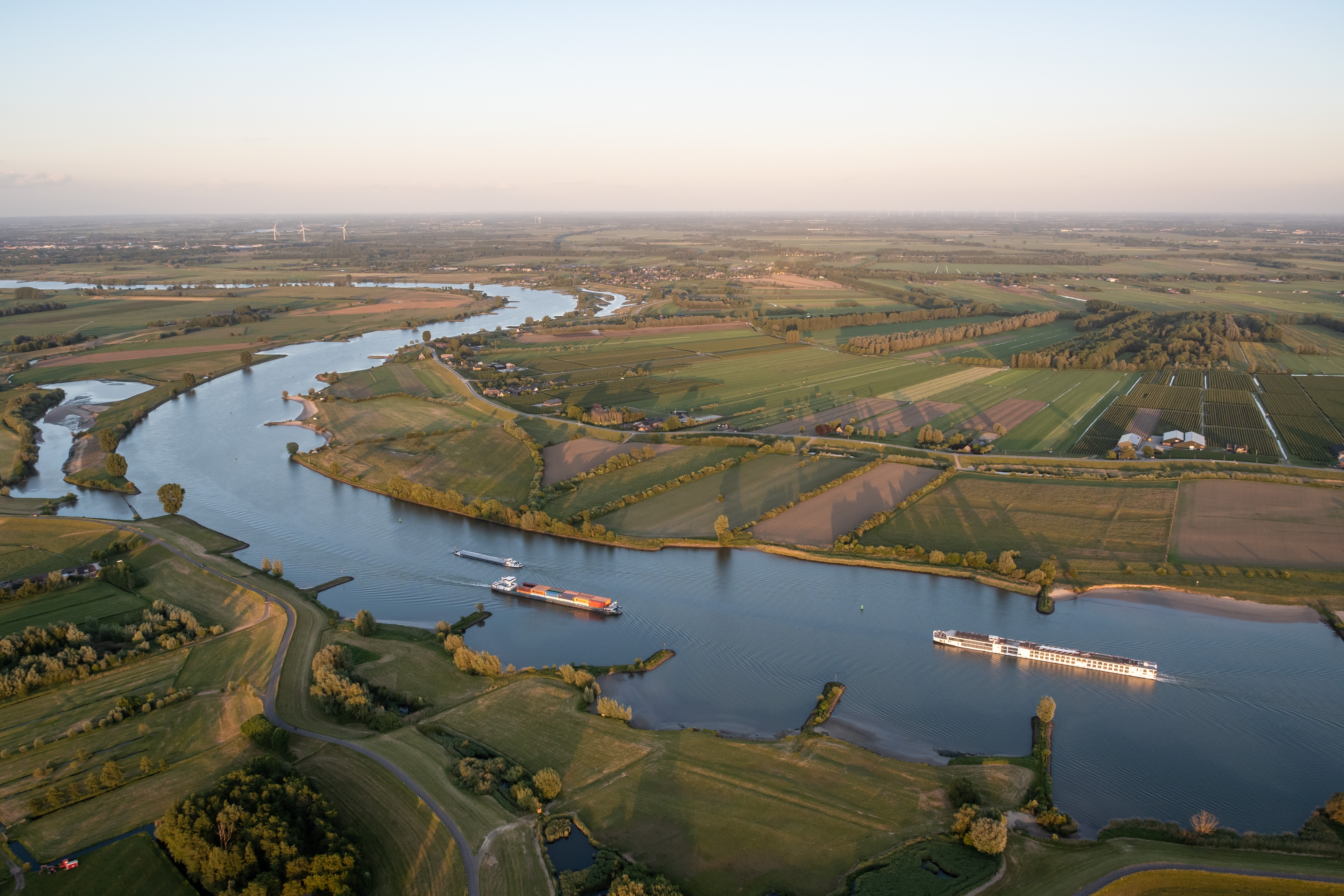 Scheepvaart over de IJssel. Foto: Drew McArthur/Shutterstock