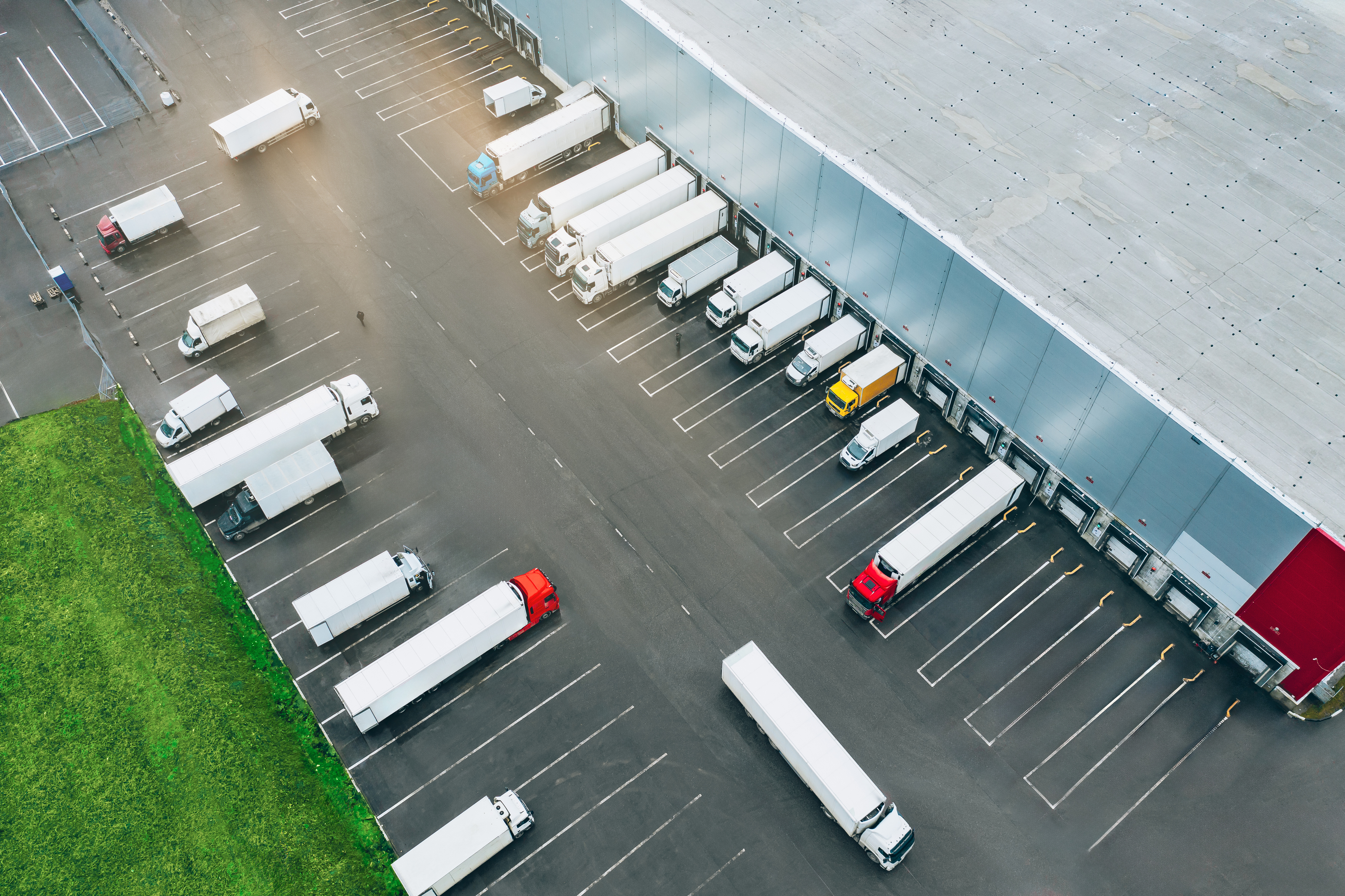 Bestelwagens, bakwagens en opleggers in één netwerk: ritoptimalisatie balanceert kosten, servicelevel en chauffeursvoorkeuren over het hele wagenpark.