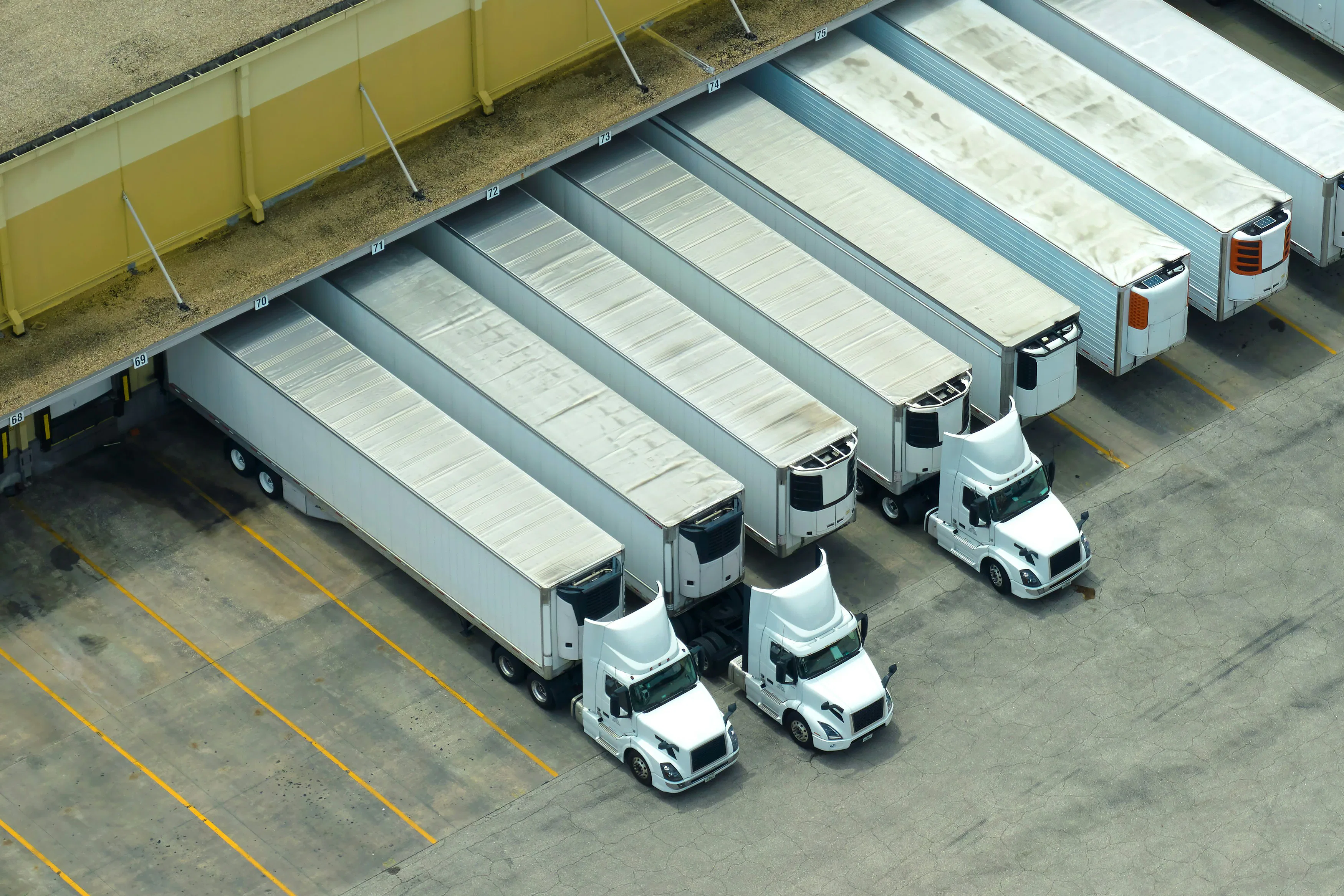Trucks die 's nachts op het terrein staan, hoeven niet allemaal tegelijk op te laden.
