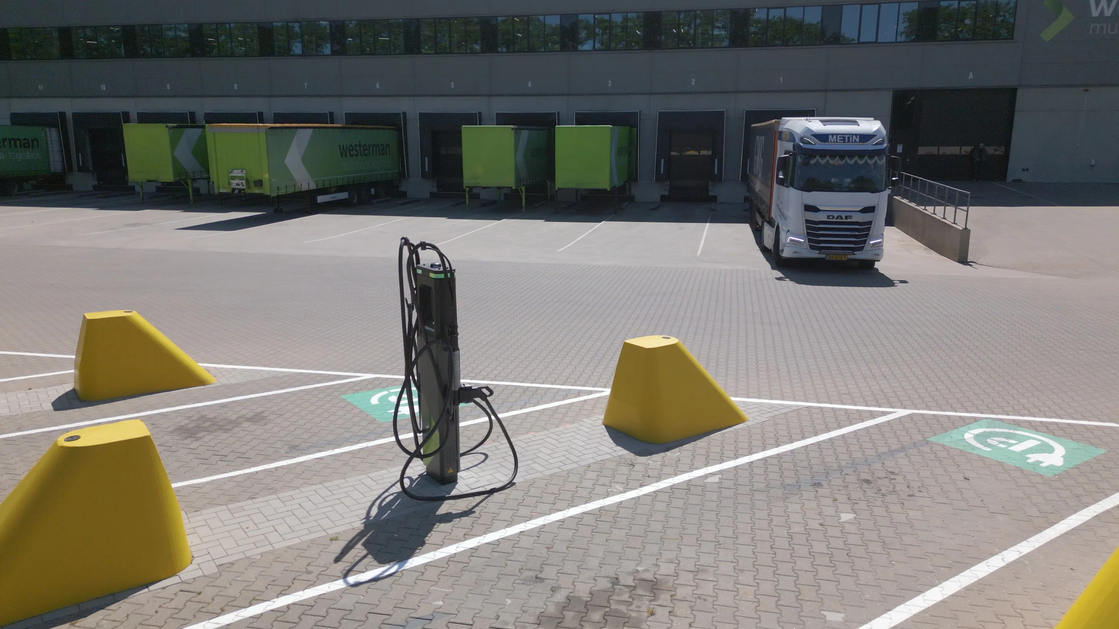 Laadinfrastructuur voor elektrische trucks op de locatie van Westerman Multimodal Logistics. Foto: Sunrock