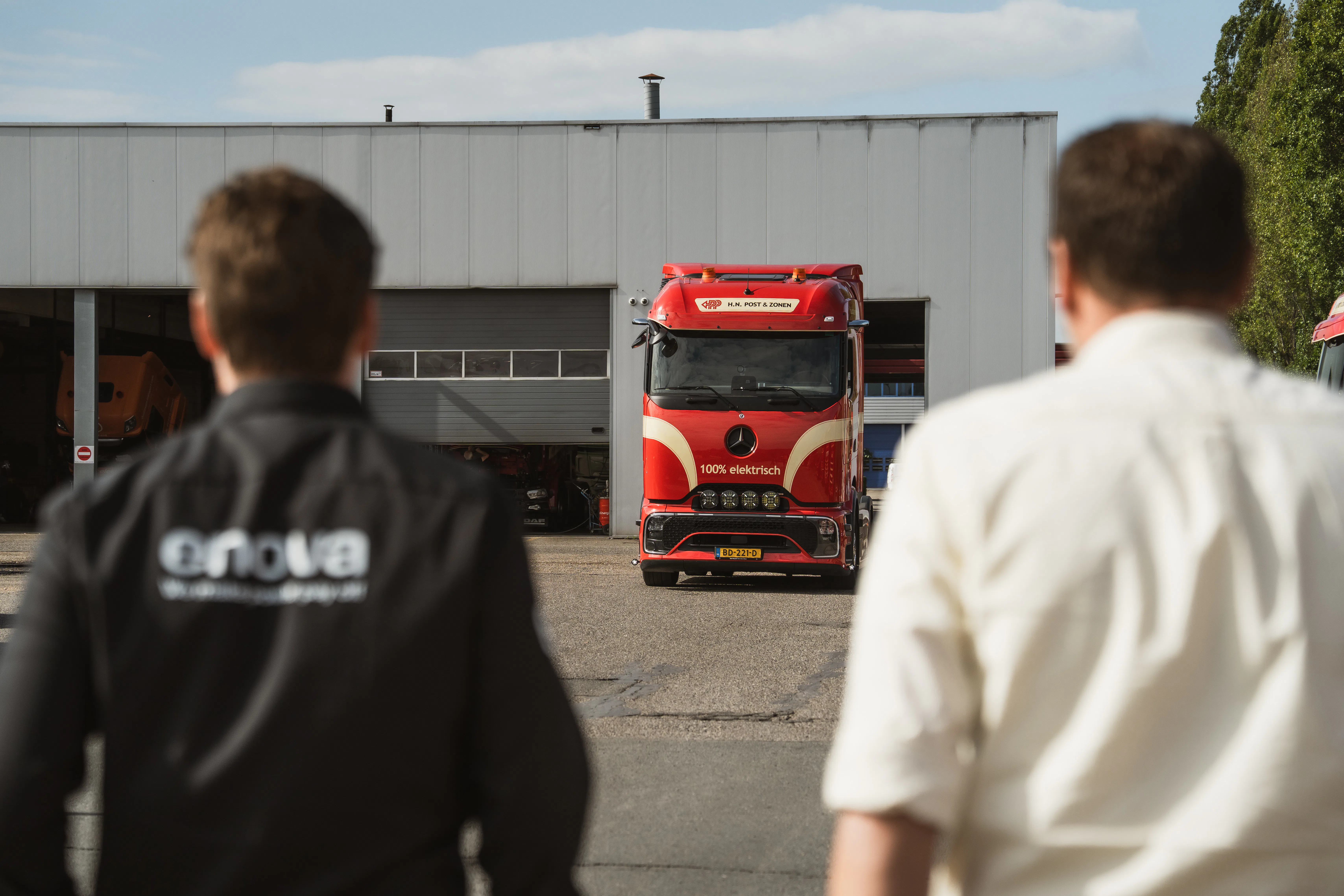 Een elektrische truck op het terrein van HN Post & Zonen.