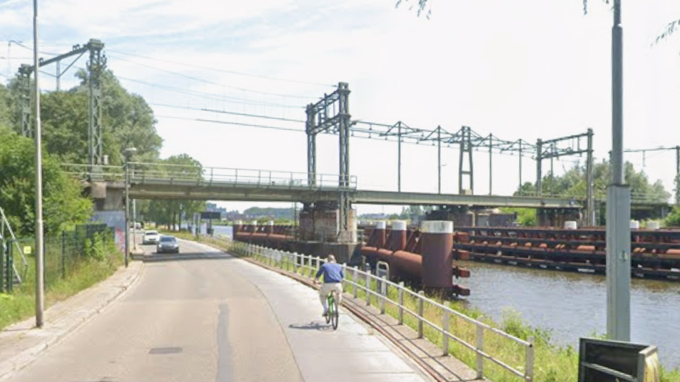De HRMK-spoorbrug bij Leeuwarden. Foto: Google Maps