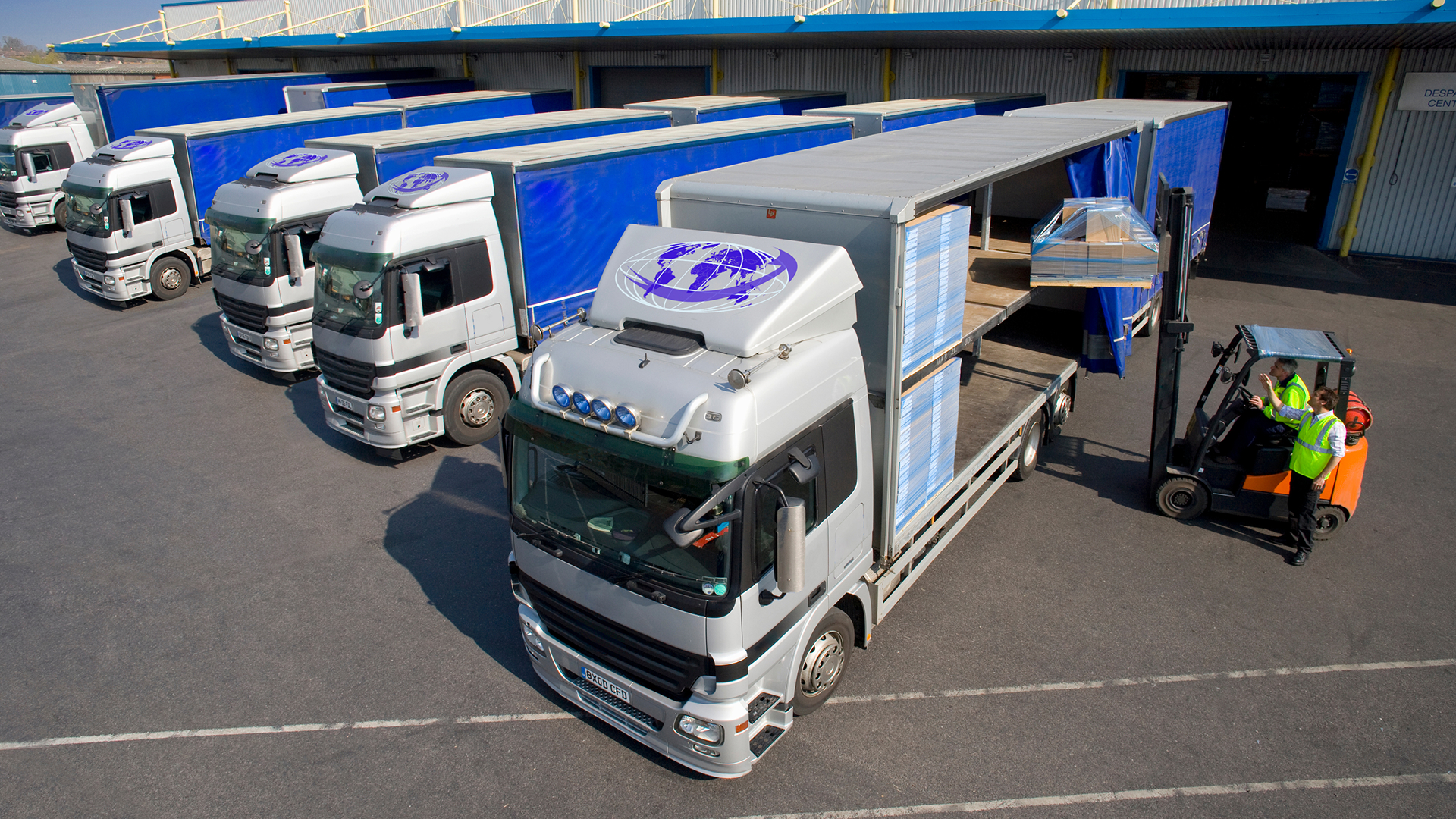 Op de werkvloer in transport en logistiek draait alles om snelle en duidelijke communicatie, ook als collega’s niet dezelfde moedertaal hebben.
