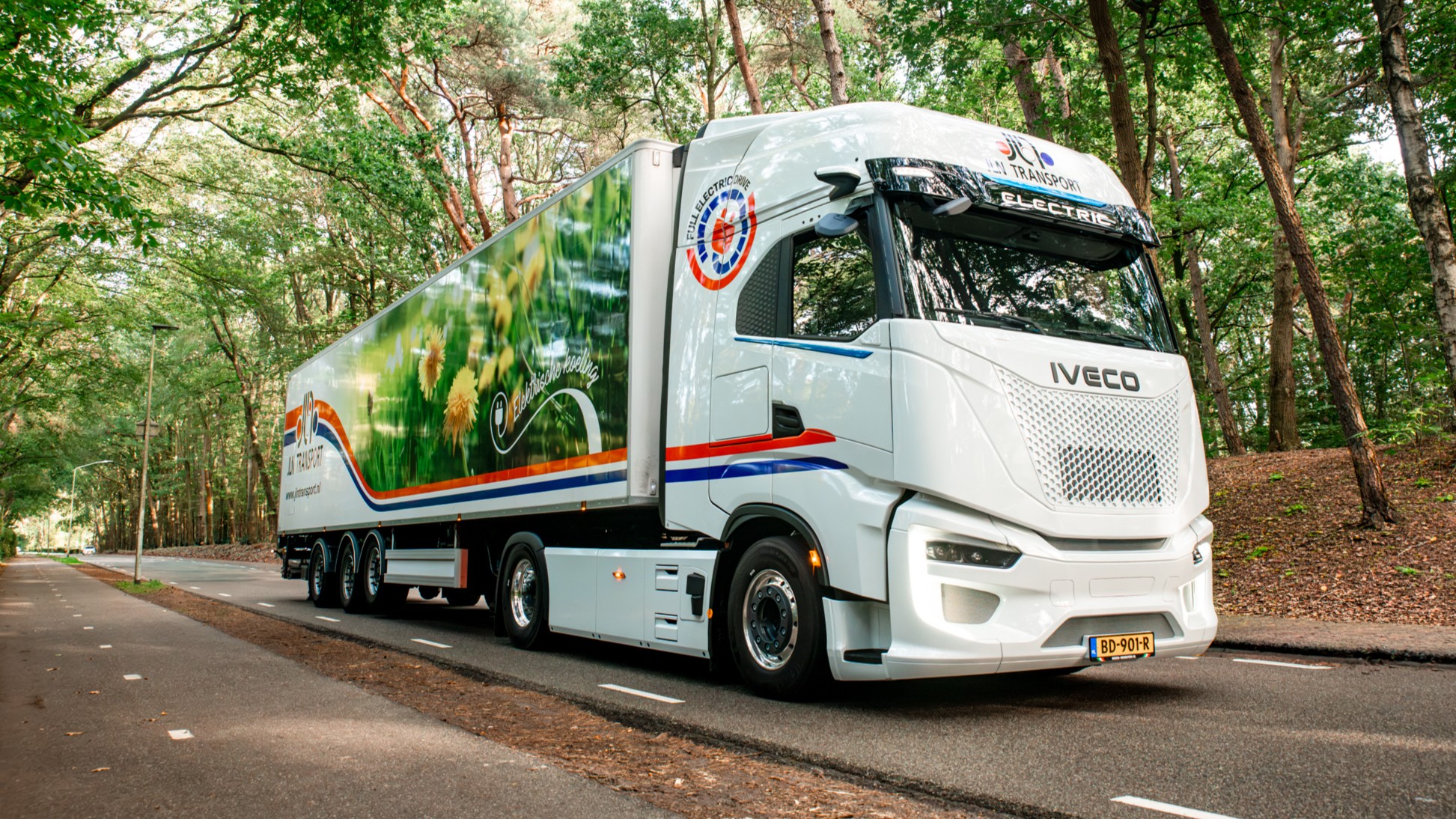 JLN Transport heeft als eerste transportbedrijf in Nederland de nieuwe Iveco S-eWay trekker in ontvangst genomen. Voor de aanschaf maakte het bedrijf gebruik van de AanZET-subsidie. / Foto: Iveco