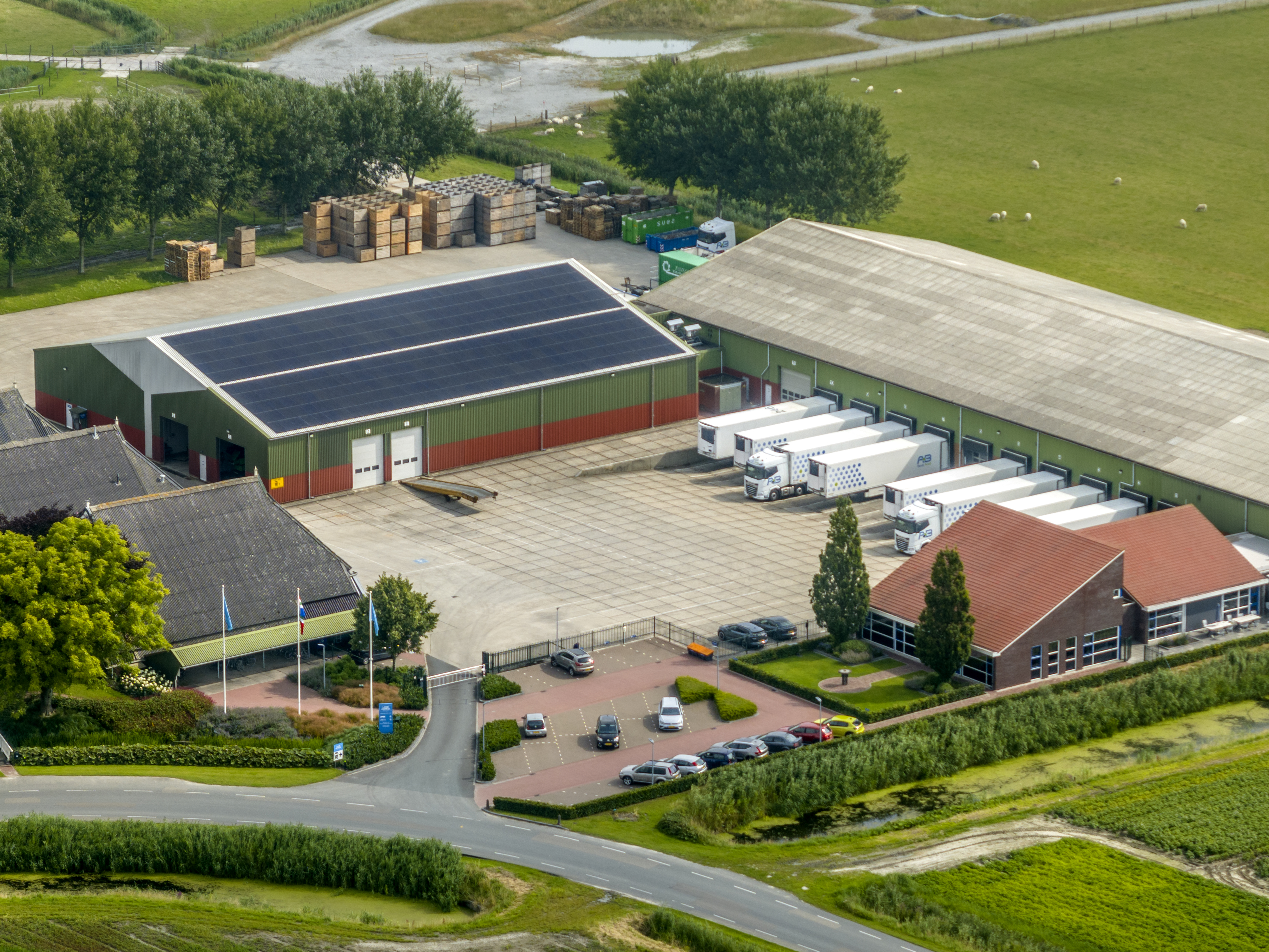 Zonnepanelen op het dak van de loods wekken stroom op die niet via de netaansluiting hoeft te lopen.